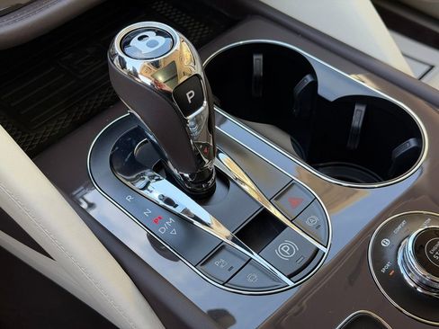 Used 2025 Bentley Bentayga image 32