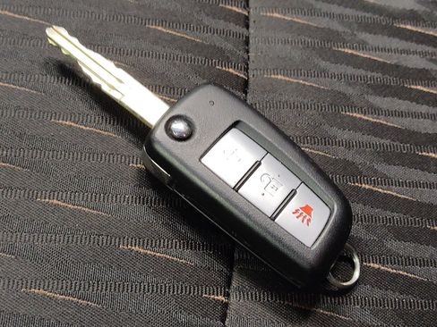 Used 2020 Nissan Rogue S AWD/4WD image 32