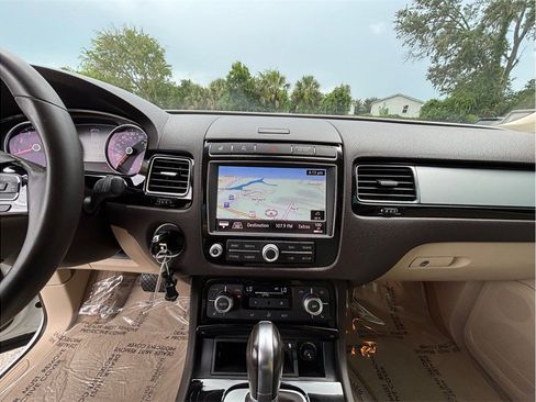 Used 2017 Volkswagen Touareg Sport AWD/4WD image 11