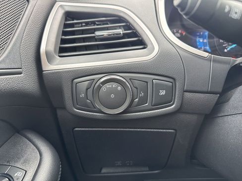 Used 2021 Ford Edge SE image 23