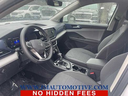 Used 2024 Volkswagen Taos SE AWD/4WD image 2