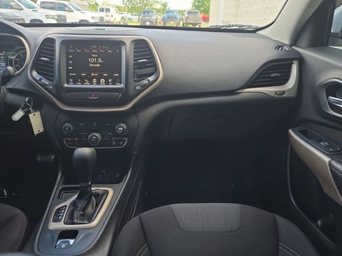 Used 2017 Jeep Cherokee Latitude FWD image 22