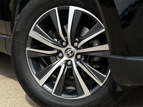 Used 2021 Toyota Venza LE image 29