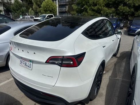 Used 2023 Tesla Model Y Long Range AWD/4WD image 3