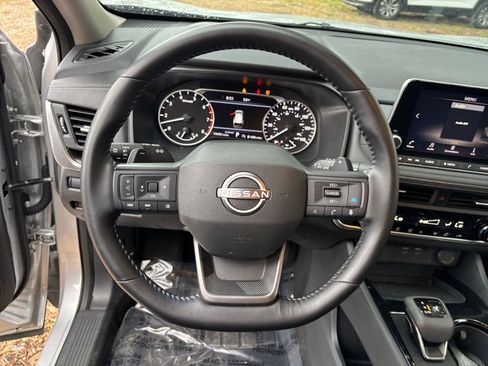 Used 2025 Nissan Rogue SV image 30