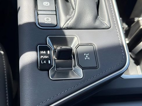 Used 2025 Lexus GX 550 w/ Accessory Package (2T) AWD/4WD image 17