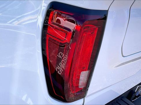 Certified 2025 GMC Sierra 1500 SLT RWD image 28