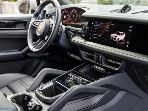 Certified 2025 Porsche Cayenne GTS image 57