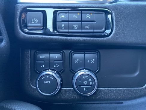 Used 2025 GMC Yukon XL Denali image 32