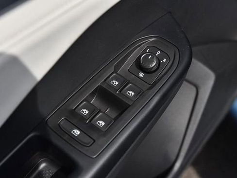 New 2026 Volkswagen Taos SE image 8