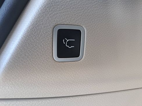 Used 2023 Chrysler Voyager LX FWD image 15
