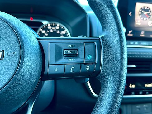 Used 2024 Nissan Rogue SV image 28