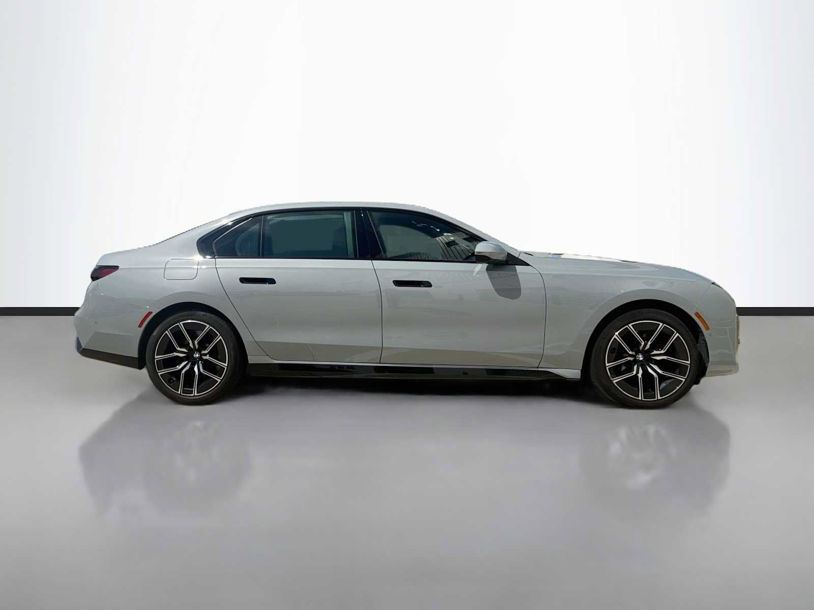 Used 2025 BMW 760i xDrive w/ Premium Package AWD/4WD image 7