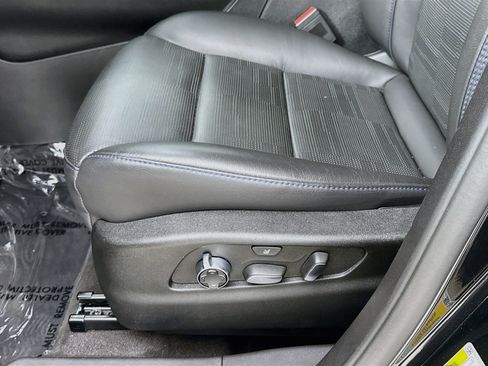Used 2025 Cadillac XT4 Sport w/ LPO, Onyx Lite Package FWD image 21