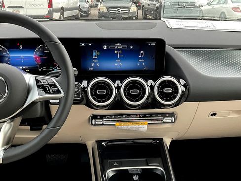 Used 2025 Mercedes-Benz GLA 250 4MATIC image 6