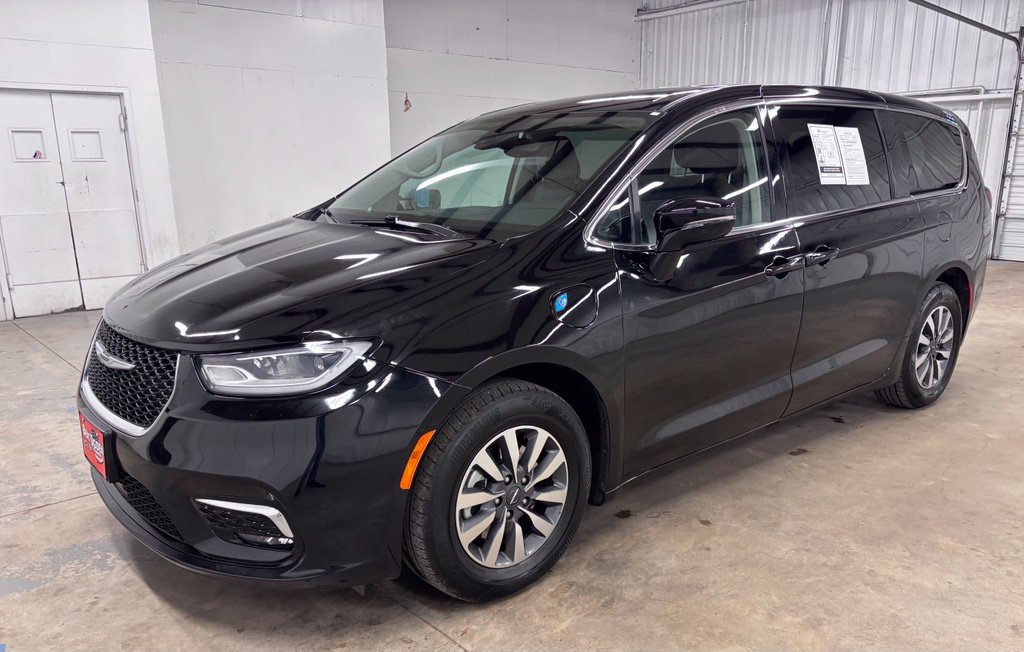 Used 2024 Chrysler Pacifica Limited FWD image 3