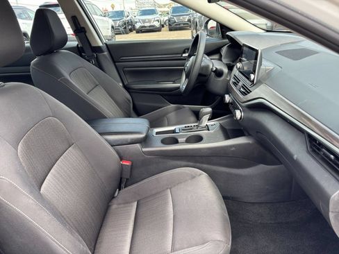 Used 2025 Nissan Altima 2.5 SV FWD image 35
