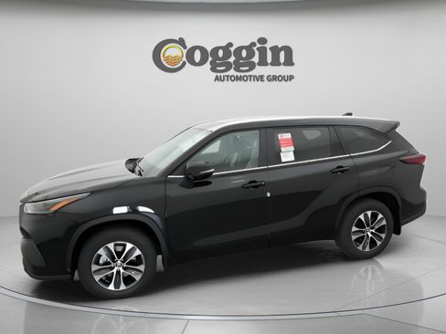 Certified 2026 Toyota Highlander XLE AWD/4WD image 2