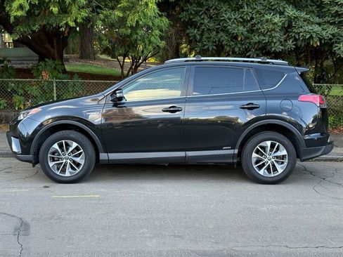 Used 2018 Toyota RAV4 LE image 2
