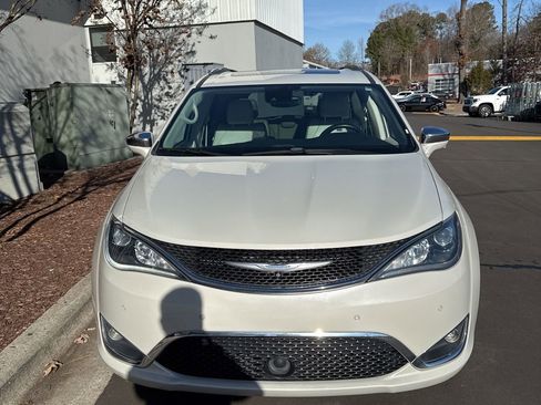 Used 2017 Chrysler Pacifica Limited w/ Advanced Safetytec Group image 1