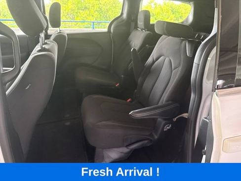 Used 2024 Chrysler Pacifica Touring FWD image 3