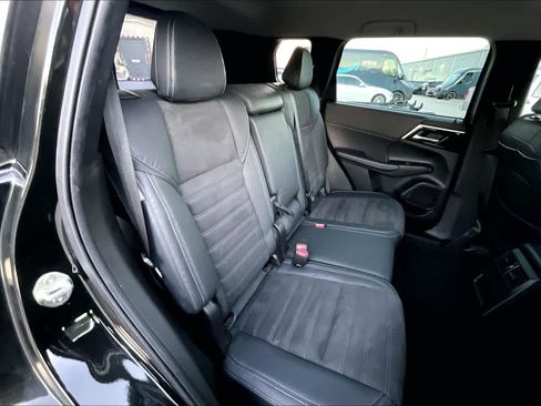 Used 2023 Mitsubishi Outlander SE image 19