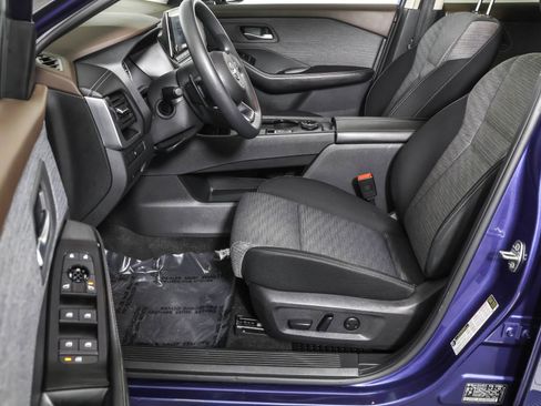 Used 2023 Nissan Rogue SV image 32