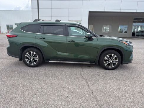 Used 2023 Toyota Highlander XLE FWD image 4