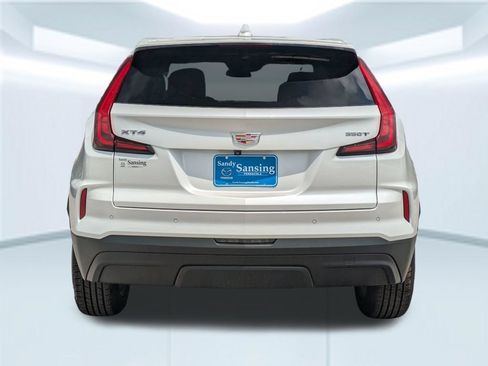 Used 2024 Cadillac XT4 Luxury w/ Cold Weather Package FWD image 5