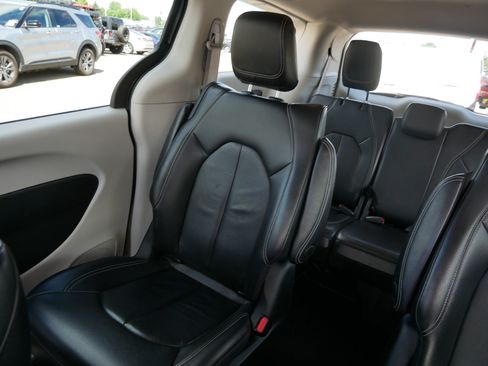 Used 2022 Chrysler Pacifica Touring-L FWD image 12