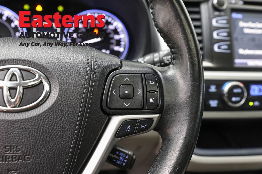 Used 2019 Toyota Highlander XLE AWD/4WD image 16