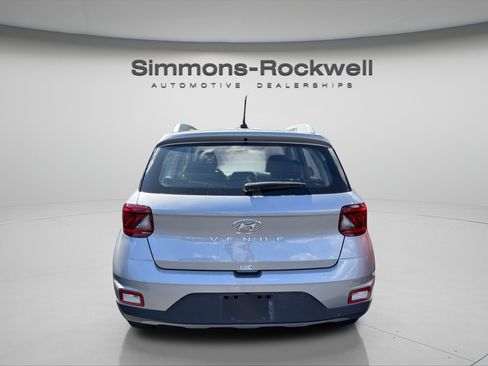 Used 2025 Hyundai Venue SEL FWD image 4