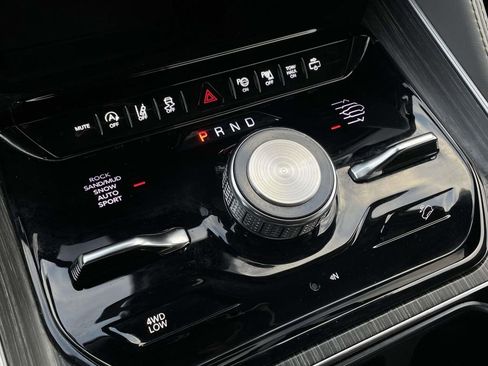 Used 2023 Jeep Wagoneer L Series III w/ Premium Group I image 21