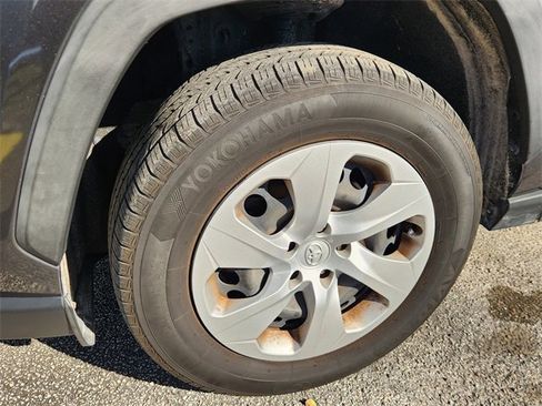 Used 2019 Toyota RAV4 LE image 9