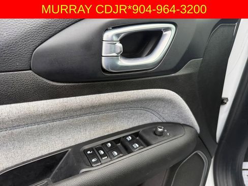 Used 2024 Jeep Compass Latitude image 19