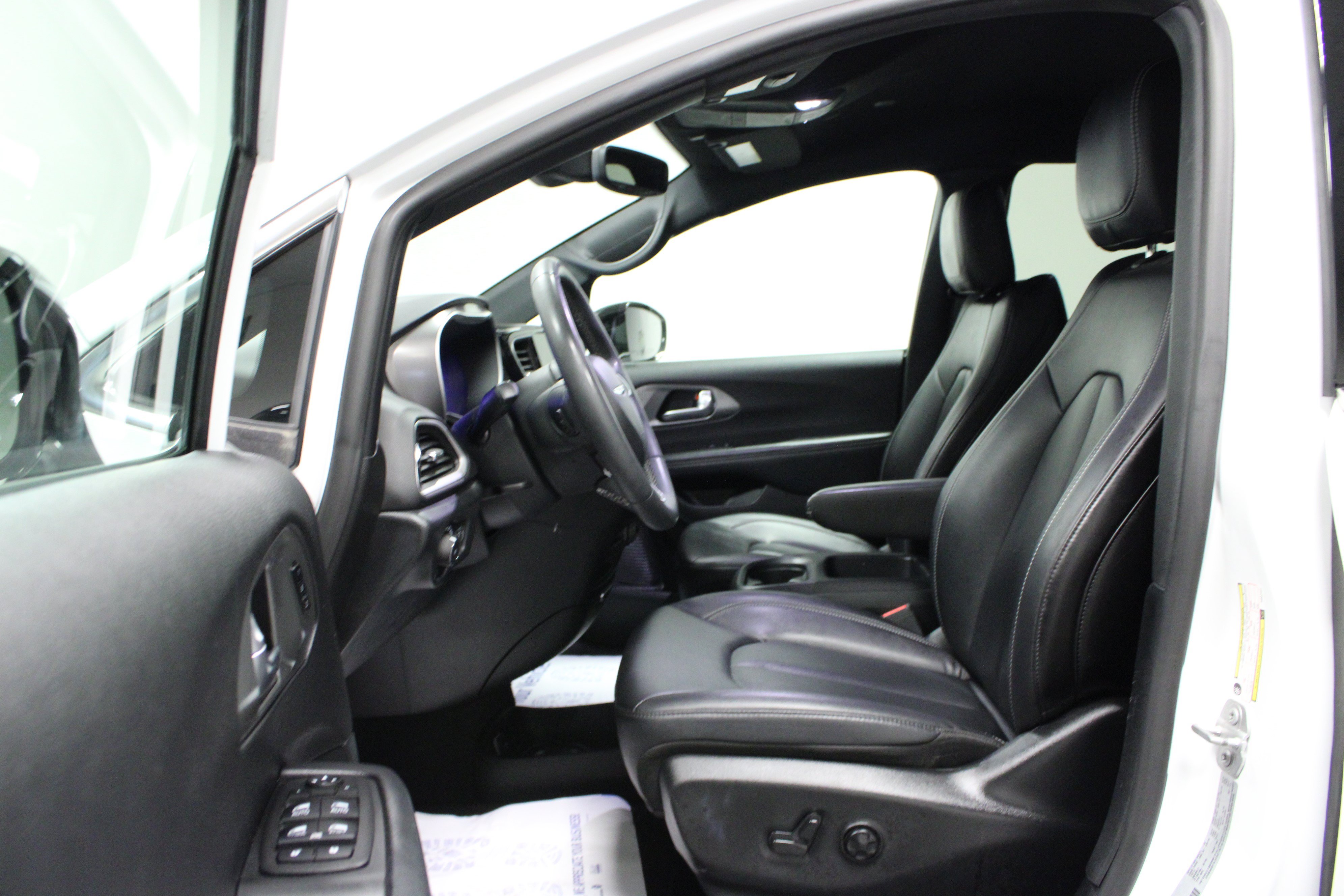 Used 2025 Chrysler Pacifica Select FWD image 12