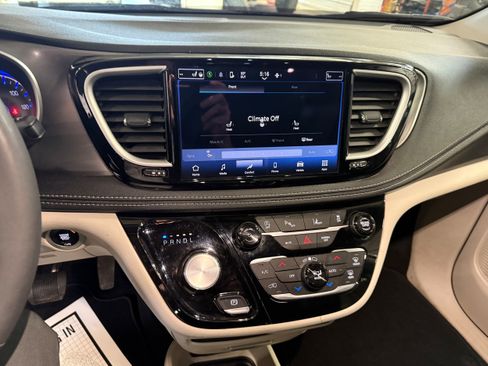 Certified 2024 Chrysler Pacifica Touring-L AWD/4WD image 43