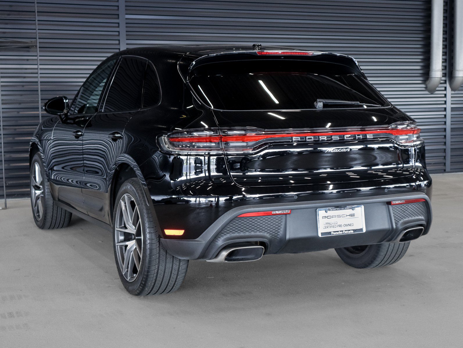 Certified 2023 Porsche Macan AWD/4WD image 3