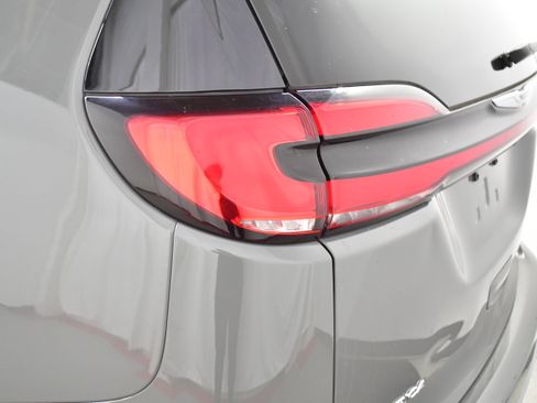 Used 2023 Chrysler Pacifica Touring-L FWD image 33