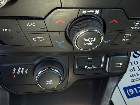 Used 2023 Jeep Renegade Latitude AWD/4WD image 15