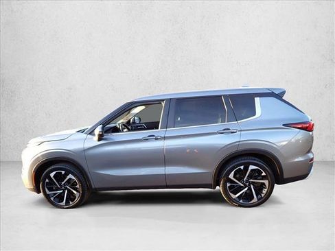 Used 2024 Mitsubishi Outlander SE image 2