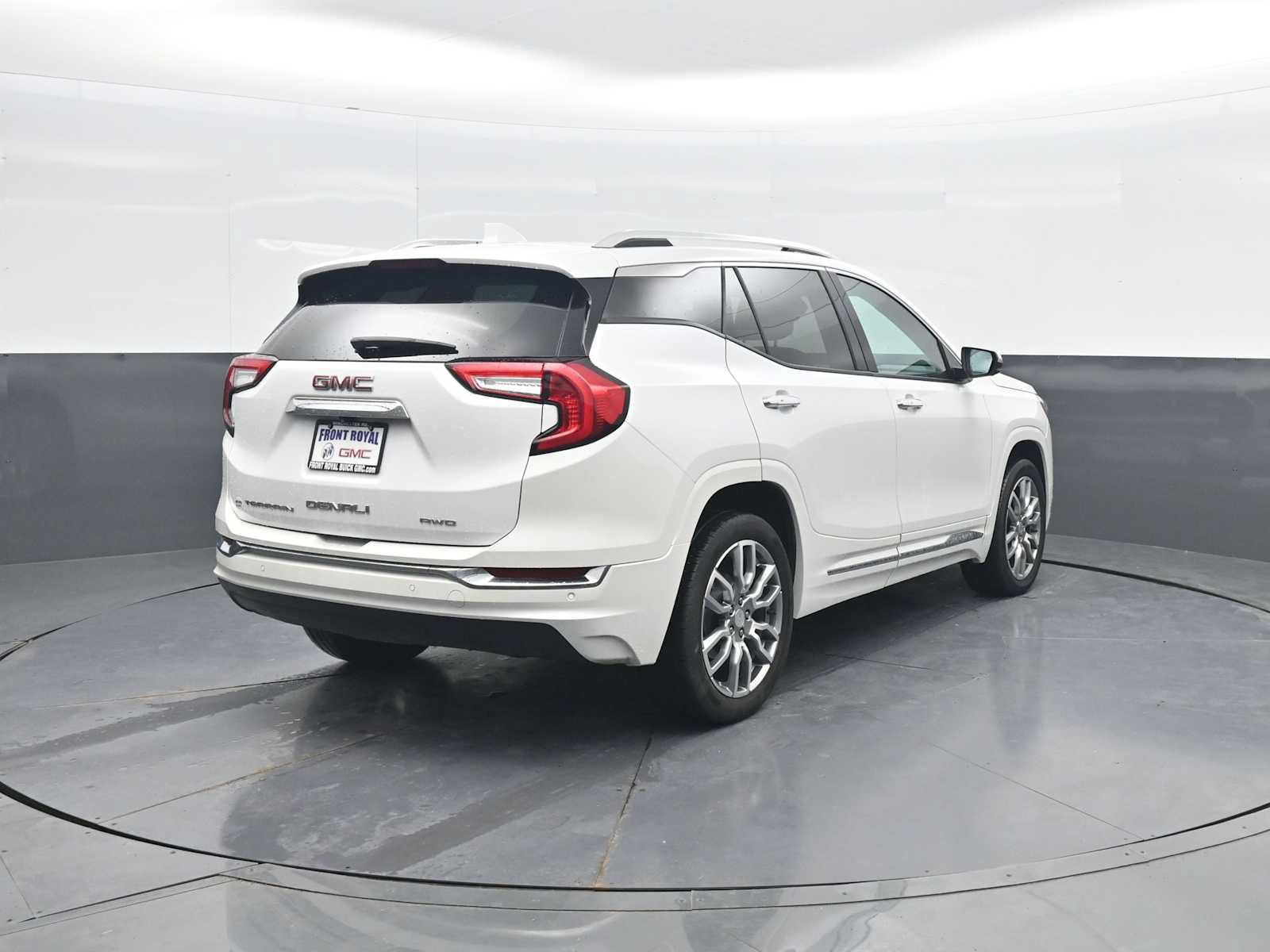Used 2024 GMC Terrain Denali w/ Denali Premium Package AWD/4WD image 7