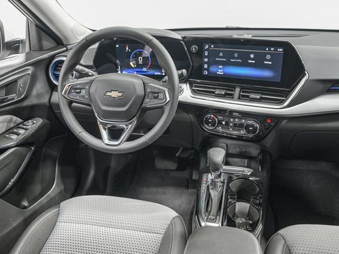 Used 2025 Chevrolet Trax LT w/ LT Convenience Package FWD image 26