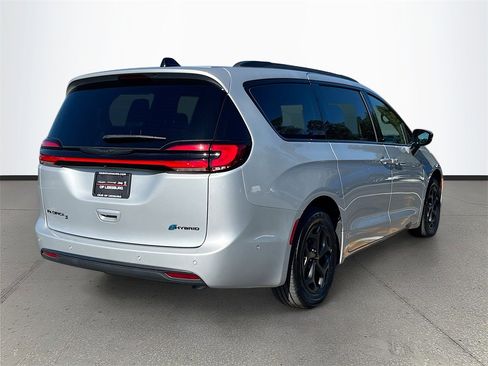 Certified 2024 Chrysler Pacifica Premium image 7