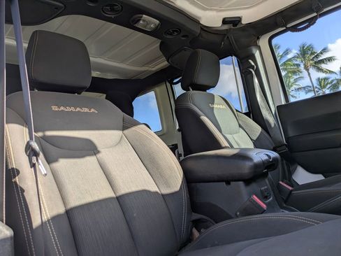 Used 2017 Jeep Wrangler Unlimited Sahara w/ Connectivity Group AWD/4WD image 14