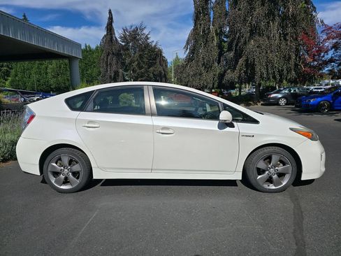 Used 2015 Toyota Prius Persona Series FWD image 3