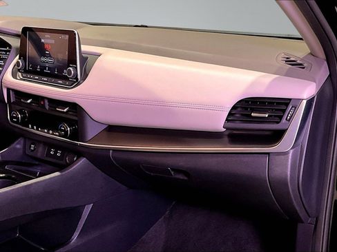 Used 2025 Nissan Rogue SV image 25