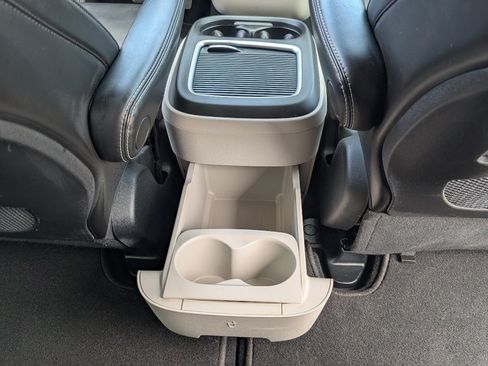 Used 2024 Chrysler Pacifica Touring-L FWD image 8