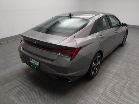 Used 2022 Hyundai Elantra Limited w/ Preferred Accessory Package FWD image 9