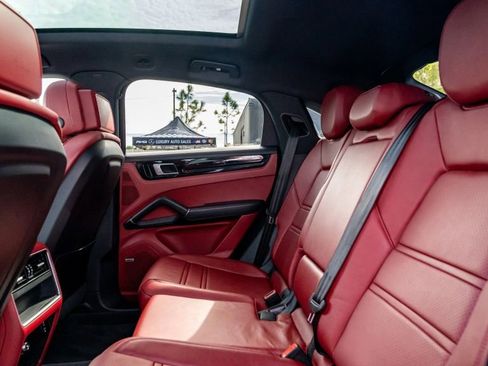 Used 2020 Porsche Cayenne image 40